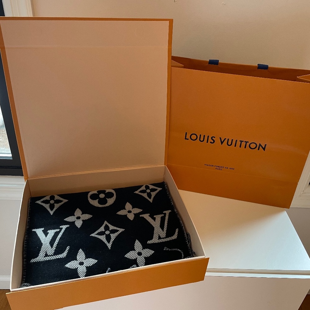 NEW & RARE Black Louis Vuitton Simply Scarf - original packaging